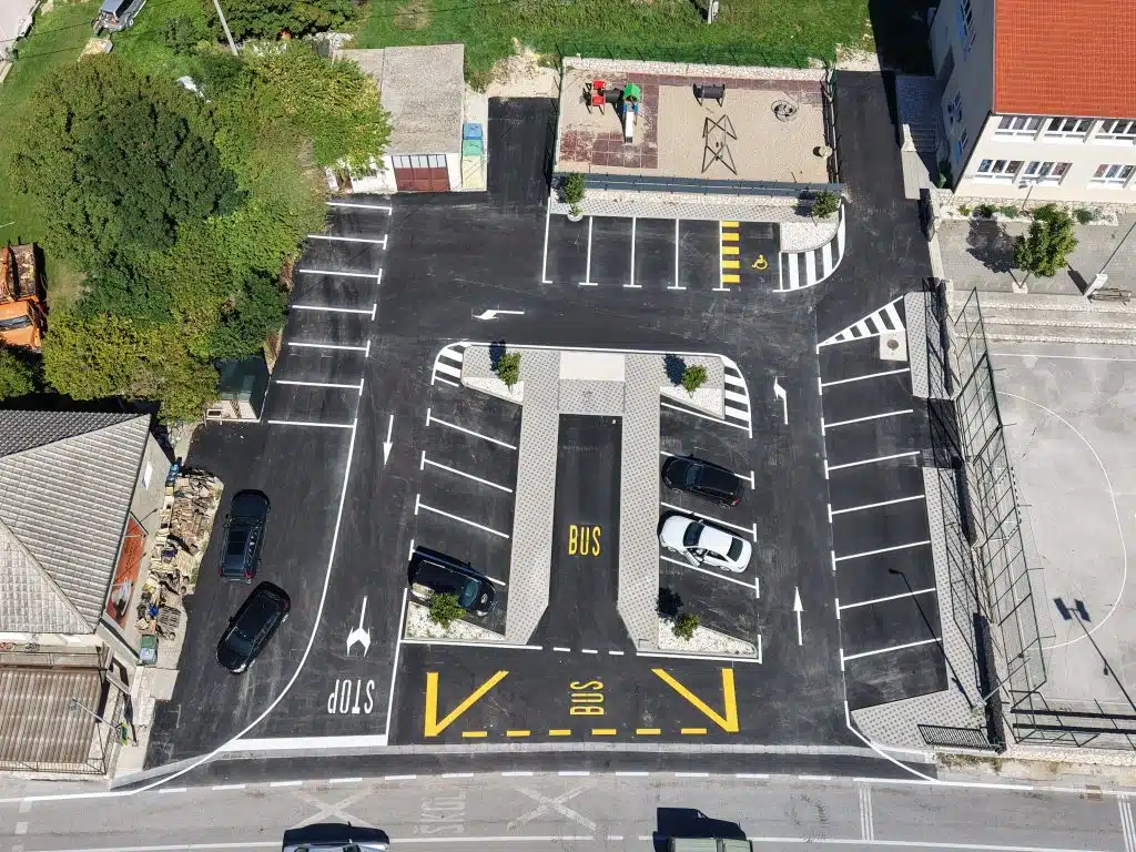 Asfaltiran parking ispred Osnovne škole „Ante Bruno Bušić“ u Rakitnu