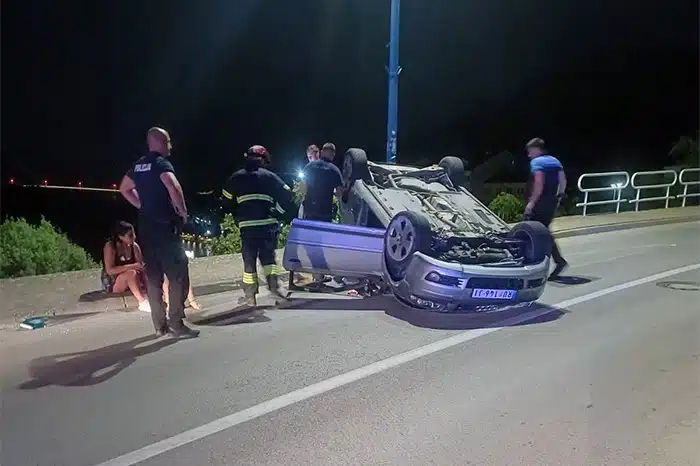 FOTO | Neum: Audi završio na krovu, građani traže mjere zaštite