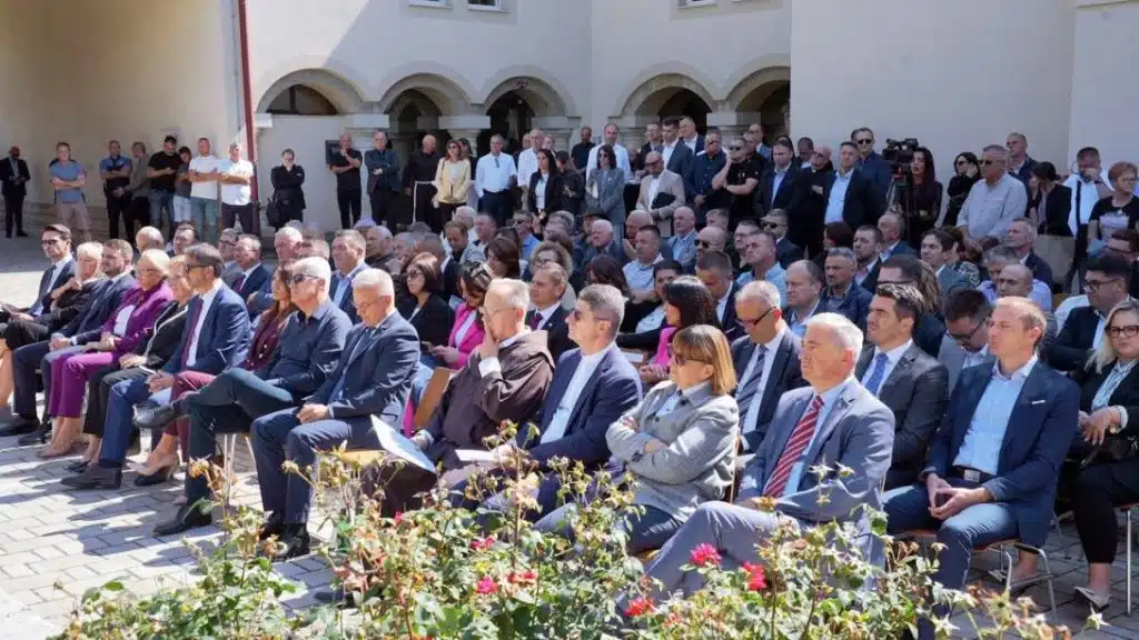 Potpisani ugovori za projekte Vodoopskrba sela Kiševo i Obnovu Svetišta Kraljice mira – Hrasno
