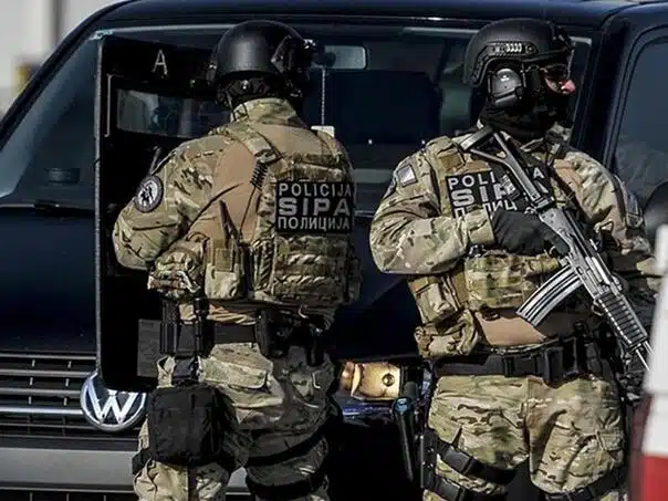 SIPA zaplijenila heroin, kokain, dva mobitela i vozilo – uhićene dvije osobe