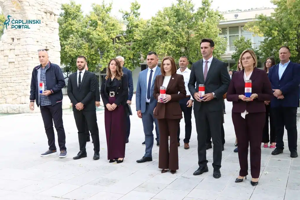 FOTO | Povodom Dana Grada položeni vijenci na Trgu hrvatske slobode