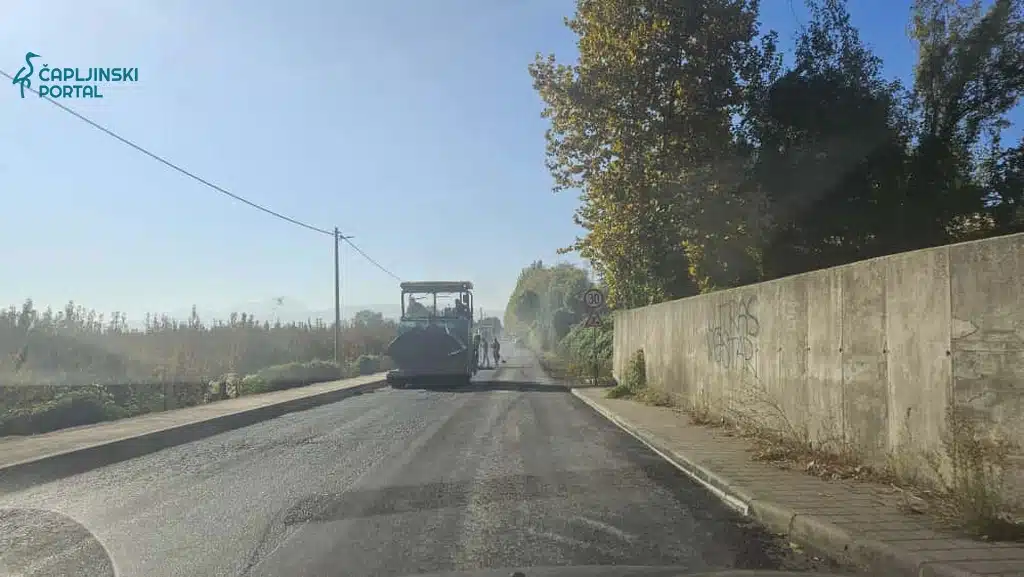 FOTO | Obnova regionalne ceste R-425a – Postavlja se novi asfalt prema Strugama