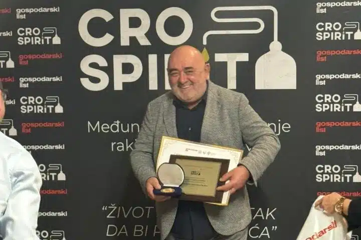 Rakitno ima najbolju rakiju: Lozovača Žarka Romića Džaje dobila zlatnu diplomu u Zagrebu