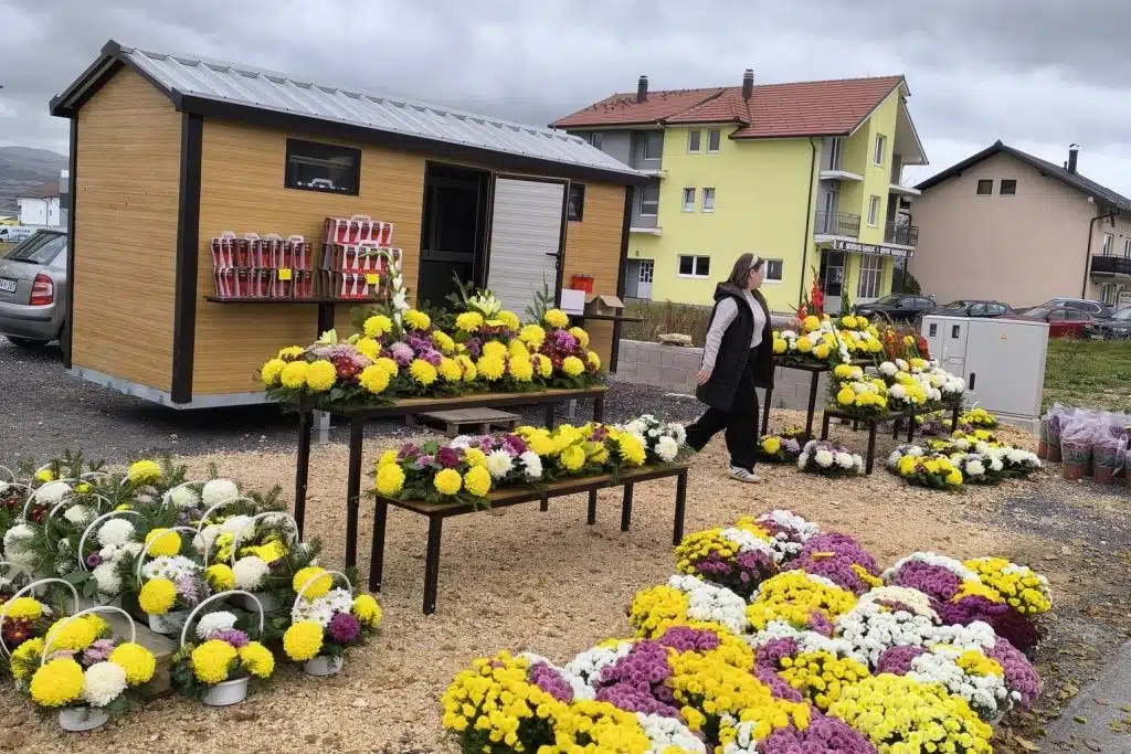 Tomislavgrad: Ponuda cvijeća i svijeća za Svi svete i Dušni dan (foto)