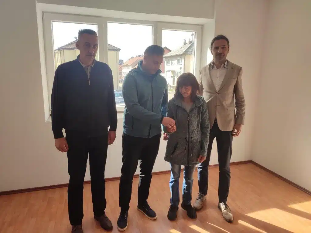 Kupres: Danko Jurič uručio ključeve novo uređenog stana braniteljici Luci Bralj