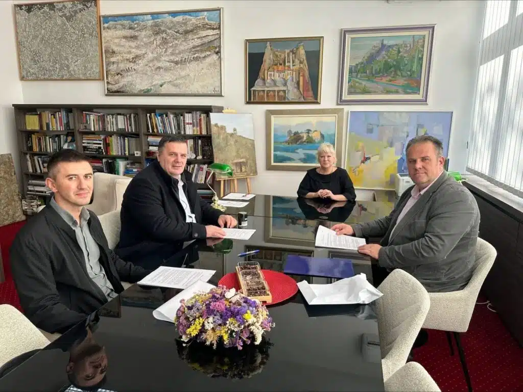 Potpisan ugovor za unutarnje uređenje Kulturnog centra u Posušju: Općina dobila 120.000 KM