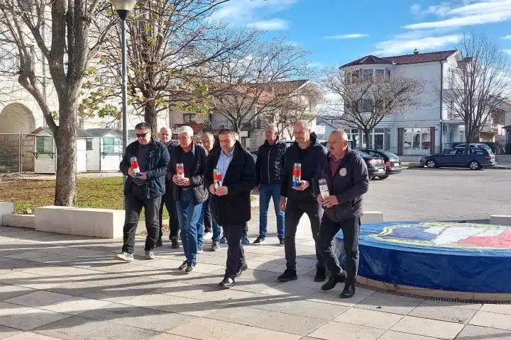 Posušje: Zapaljene svijeće u čast generala Slobodana Praljka