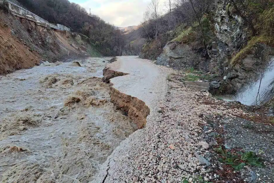 Bujice odnijele dio puta u dolini Neretvice: Mještani ogorčeni zbog neizgrađenih potpornih zidova