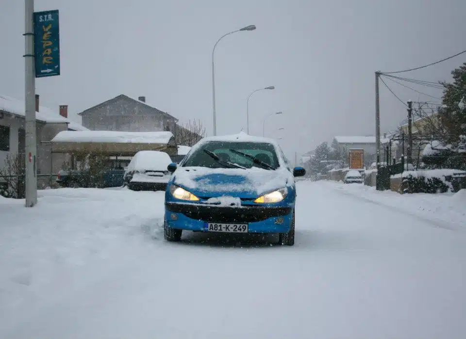 Zašto vaš automobil troši više goriva na niskim temperaturama?