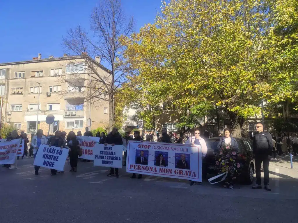 Zdravstveni radnici u Mostaru izašli na ulicu: Traže veće plate, Vlada HNK poziva na pregovore