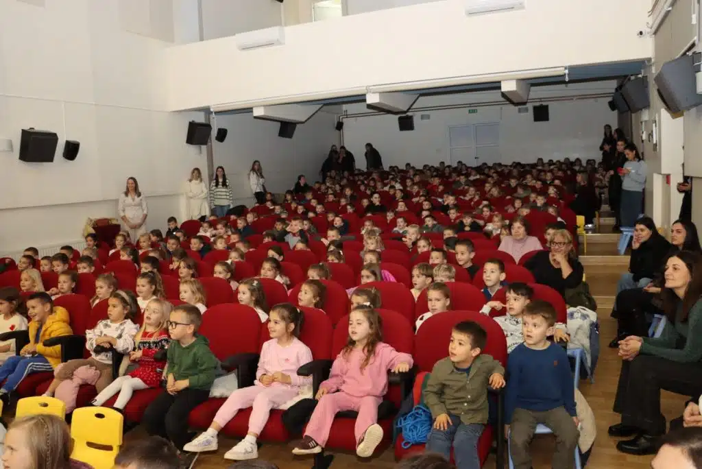 Posuški mališani oduševljeni predstavom povodom blagdana svetog Nikole