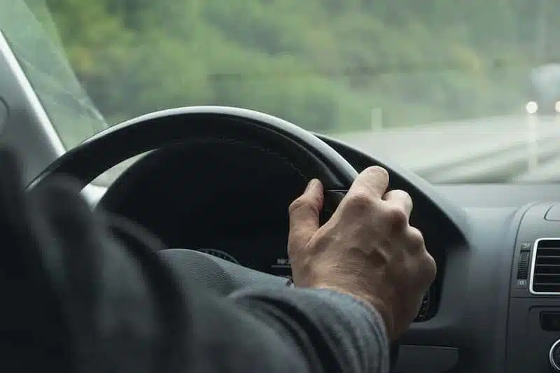 Pijani vozač Mercedesom jurio 170 km/h kroz naselje kod Širokog Brijega