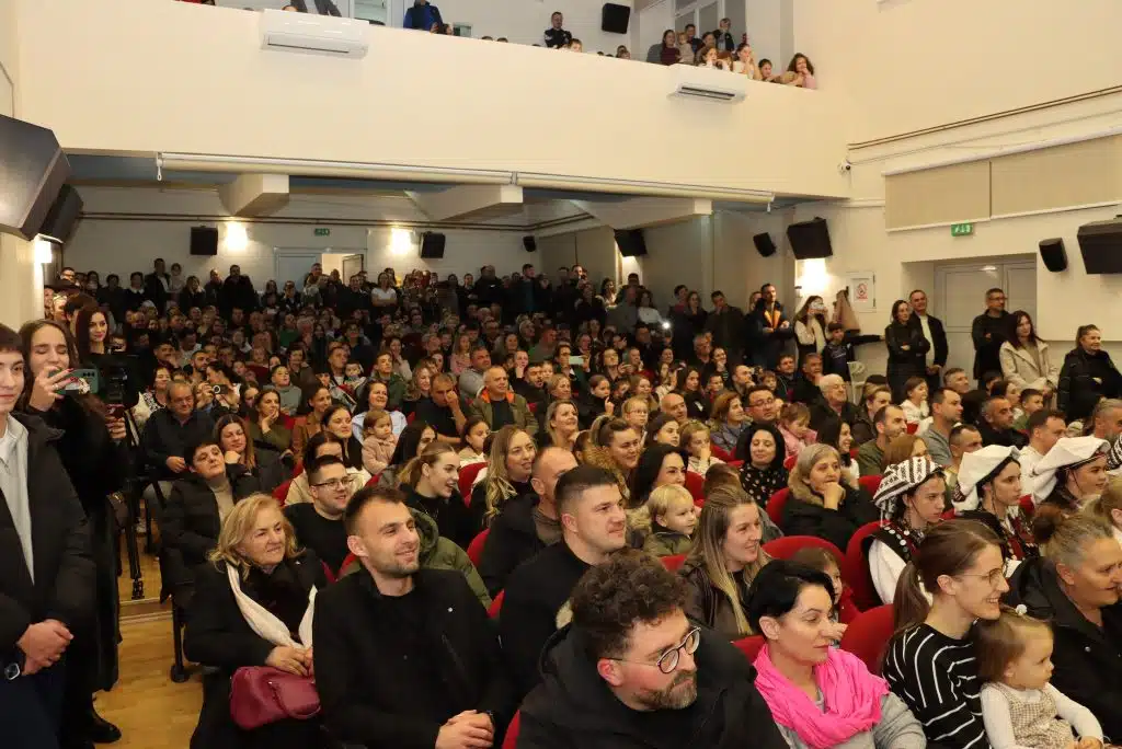 Božićna večer folklora oduševila Posušje