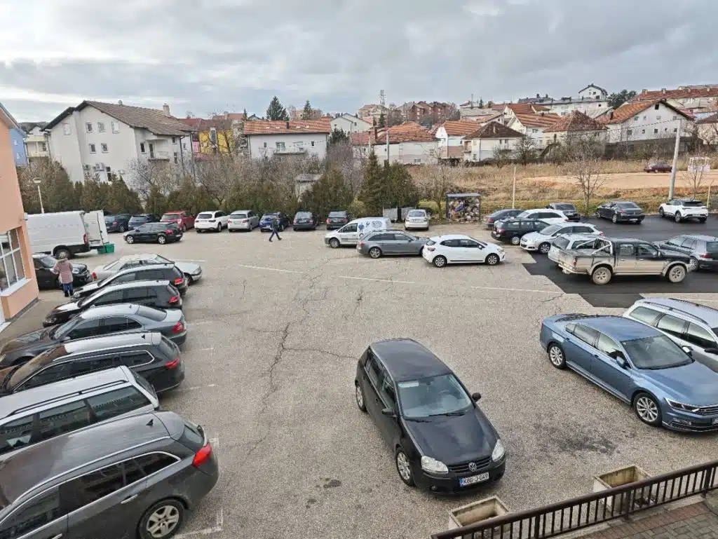 Kaos s parkiranjem u kompleksu autobusnog kolodvora u Tomislavgradu: Apel za hitno uređenje prometa