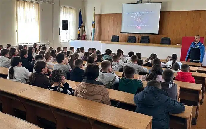 FOTO | Kako spriječiti ozljede i štetu: Policija upozorila čapljinske mališane na rizike pirotehničkih sredstava