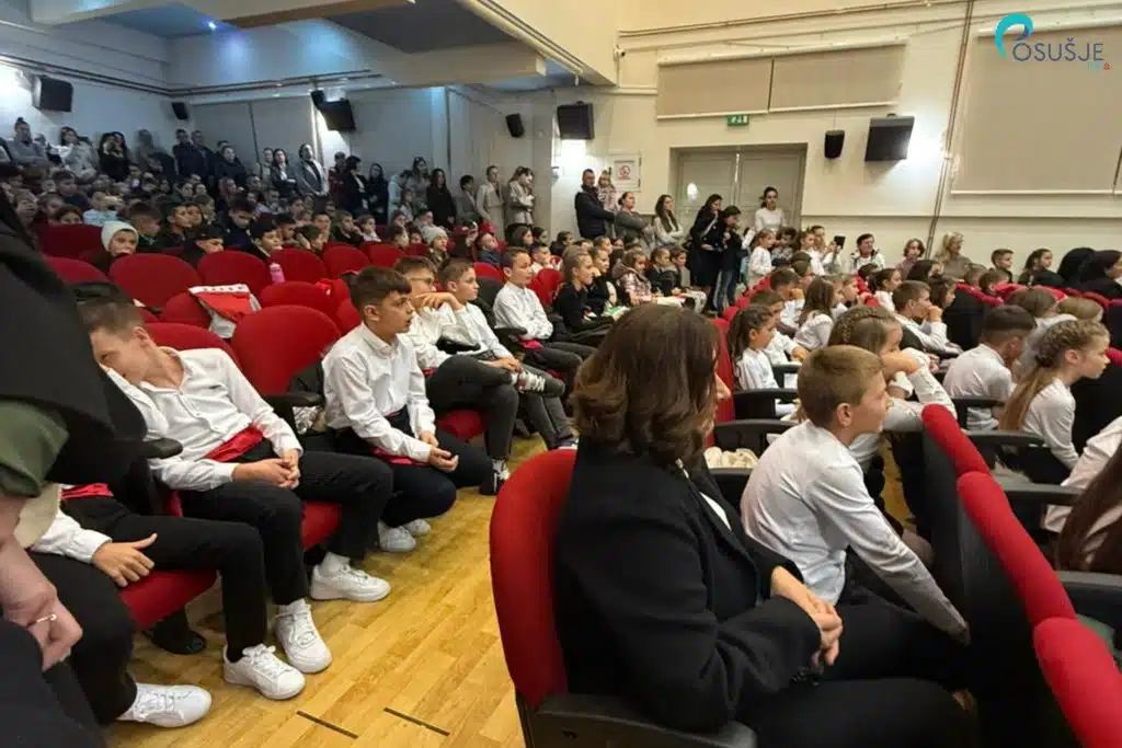 FOTO/VIDEO Blagdansko ozračje u kinodvorani Posušje uz učenike OŠ Ivana Mažuranića