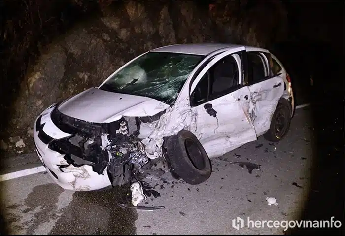 FOTO | 4 osobe ozlijeđene u teškoj prometnoj nesreći na cesti Čapljina – Ljubuški