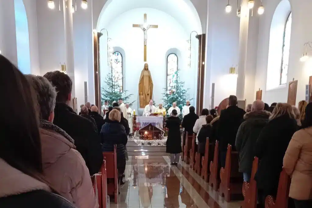 Velika svečanost u Prisoju: obilježena 25. obljetnica posvete crkve i otkrivena spomen-ploča u godini velikih jubileja
