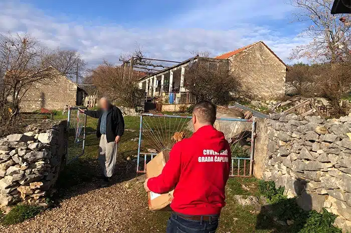 FOTO | U humanitarnoj akciji ”Mjesec darivanja” podijeljeno 146 obiteljskih paketa