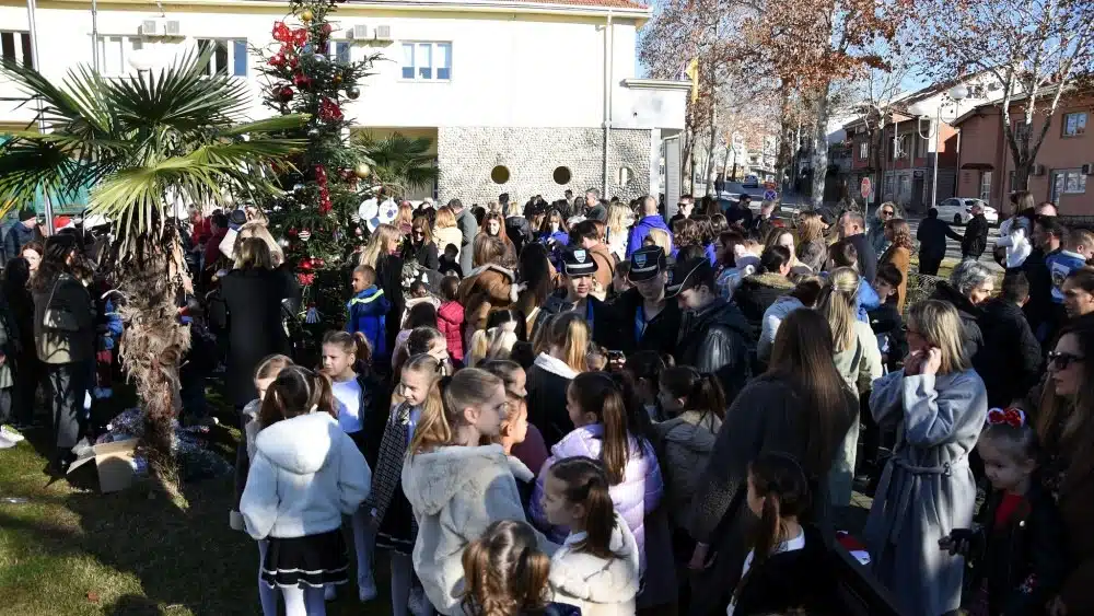 „Advent u Brotnju“ počinje zajedničkim ukrašavanjem božićnog drvca
