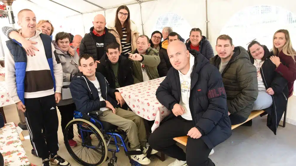 Udruga Susret organizirala četverodnevni sajam „Božić počinje susretom“