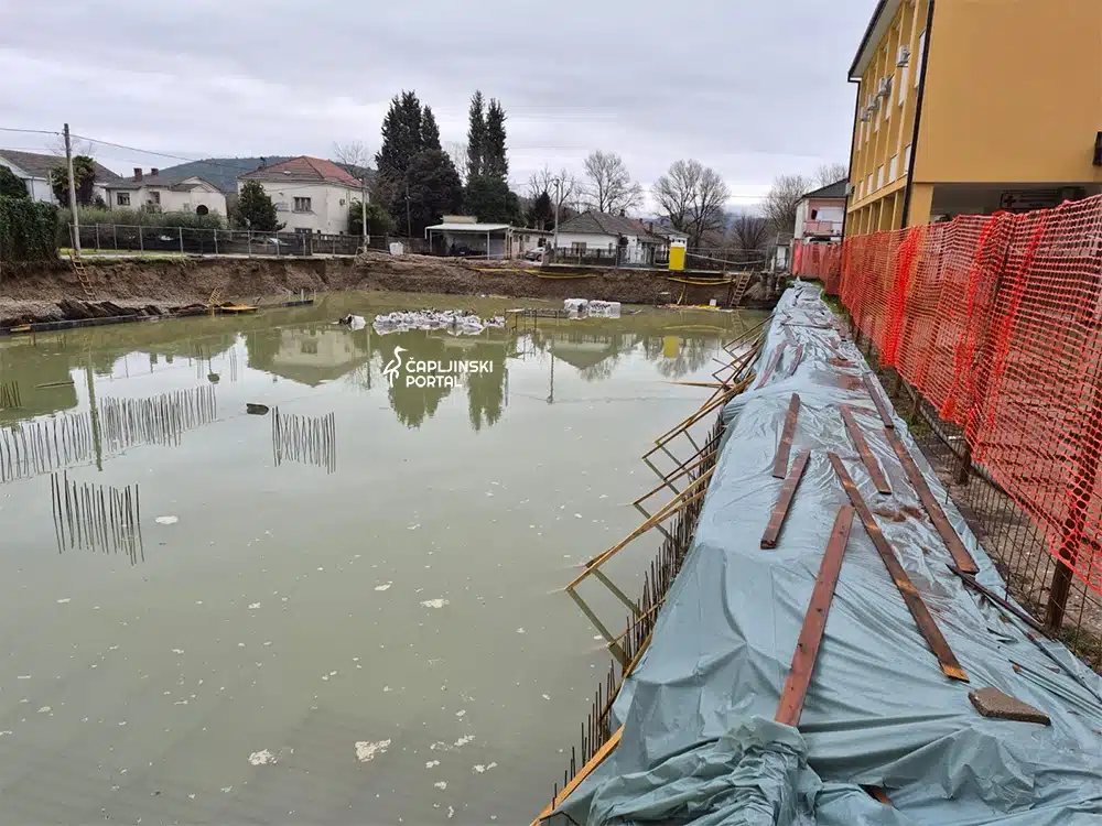 FOTO | Gradilište pastoralno-edukacijskog centra pod vodom – bager izvučen u zadnji čas