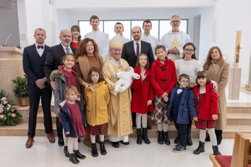 Svaka čast! Obitelj Stipanović iz Dugopolja krstila 15. dijete!