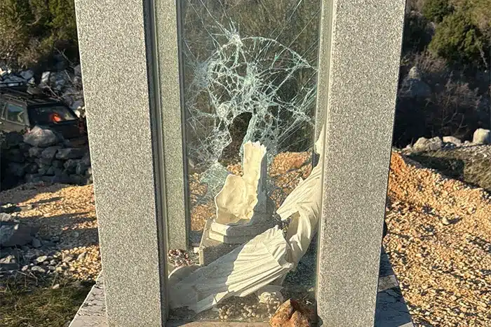 FOTO | Vandaliziran Gospin kip na Gradini: Slomljen kip i razbijeno staklo spomenika