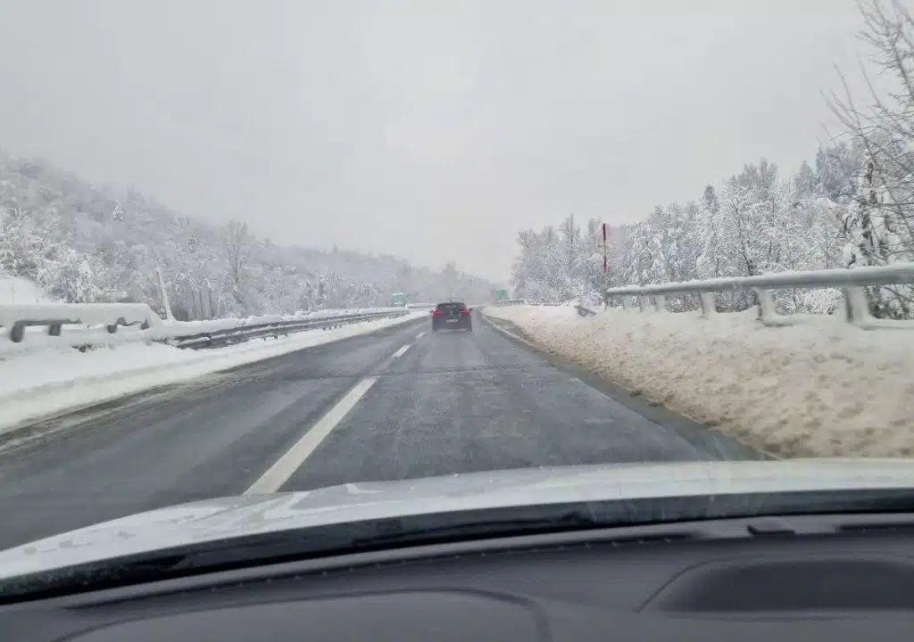 Snijeg otežava promet širom BiH
