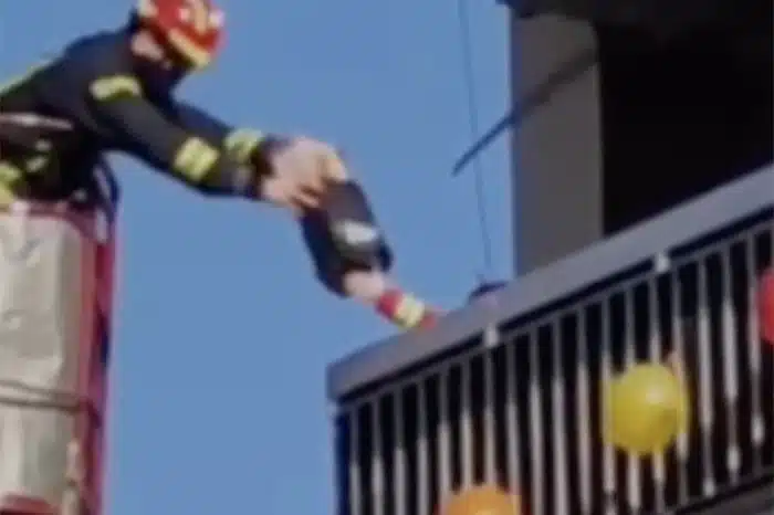 VIDEO | Vatrogasci ispunili rođendansku želju dječaku: Korpom došli na njegov balkon s poklonom!