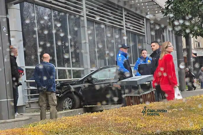 FOTO | Čapljina: Vozačica se Opelom zabila u Poštu