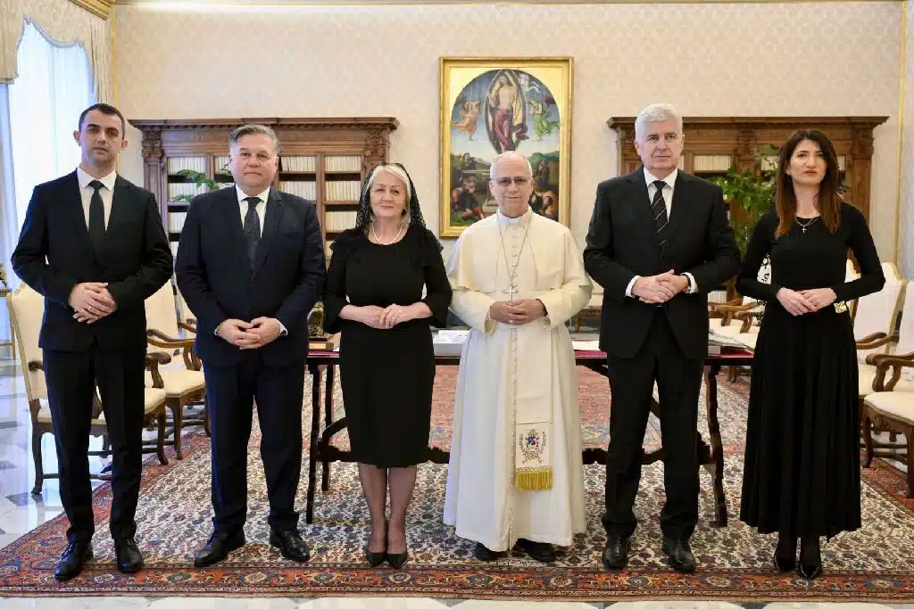 Krišto, Čović, Filipović, Brkić sa Svetim Ocem: Ohrabruje spoznaja da se pogledi Vatikana na budućnost BiH podudaraju s ciljevima hrvatskih predstavnika. Papu pozvali u Mostar i BiH