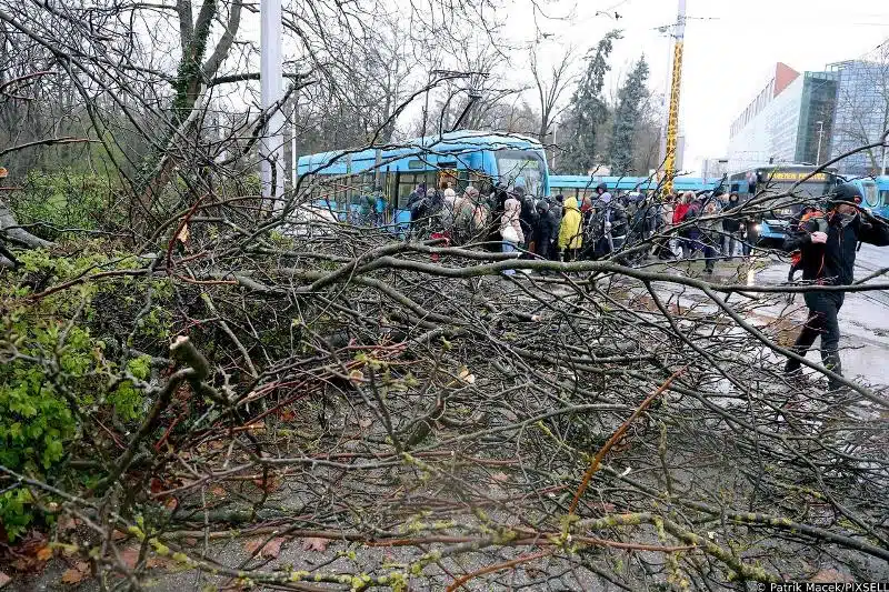 FOTO Prometni kolaps u Zagrebu, oštećeni tramvajski vodovi, otkazana nastava, oglasili se Grad i ZET