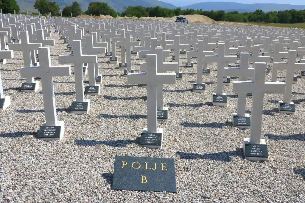 GROBLJE MIRA: U 7. CIKLUSU PODIŽU SE 72 NOVA BIJELA KRIŽA S IMENIMA DUVNJAKA STRADALIH U DRUGOM SVJETSKOM RATU I PORAĆU