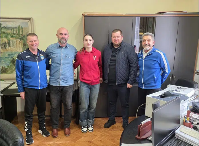 Zlatnu rukometašicu Izviđača Katarinu Kraljević primili gradonačelnik Ljubuškog Vedran Markotić i predsjednik Gradskog vijeća Tihomir Kvesić