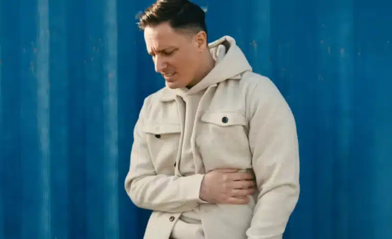 Tuzlanski kantautor Azur Dervišagić objavio novu pjesmu ”Tako bolje je” (VIDEO)