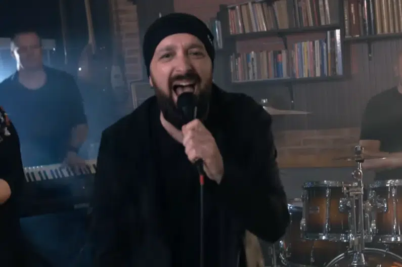 Kantautor Denis Hadžić predstavio novi singl „Tvoj“