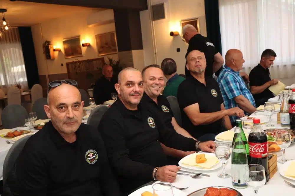 FOTO | Zajedništvo koje ne blijedi: Večer Rogova u znaku sjećanja na suborce i slavne dane