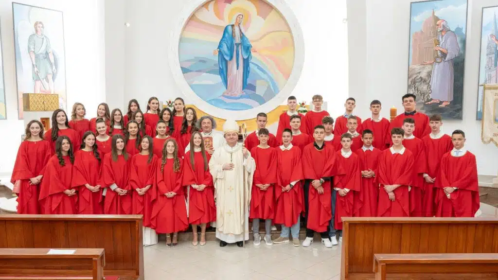 FOTO: Biskup Petar Palić podijelio sakrament Svete Potvrde u Neumu