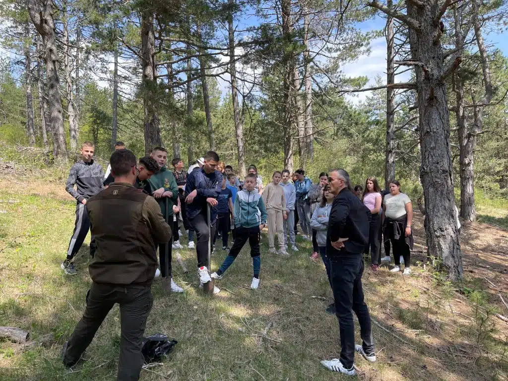 “Jedno dijete-jedno stablo”: održana terenska nastava i pošumljavanje u organizaciji Šumarije Tomislavgrad