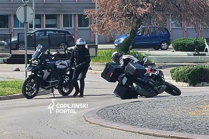 FOTO | Motorist pao sa motora u kružnom toku – još jedna nesreća u nizu na istom mjestu