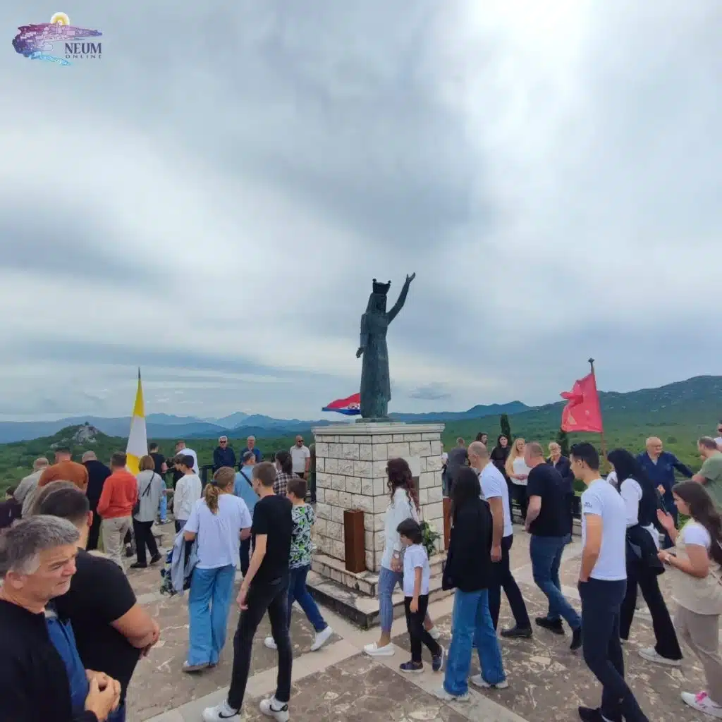 FOTO: Tisuće vjernika na proslavi Kraljice Mira u Hrasnu