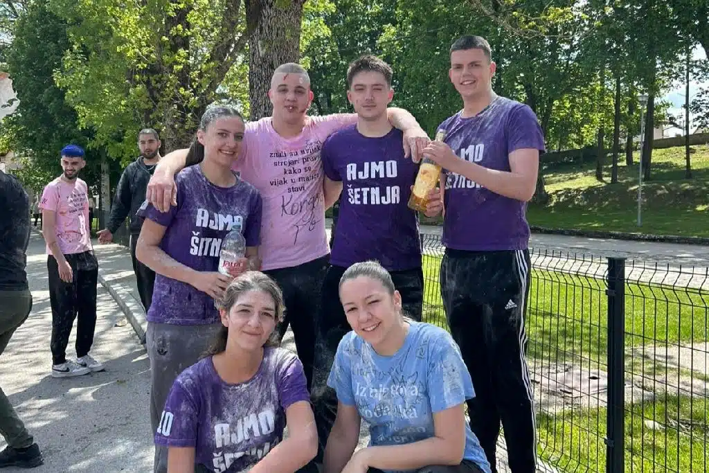 Šetnjom kroz grad maturanti obilježavaju završetak srednjoškolskog obrazovanja (foto / video)