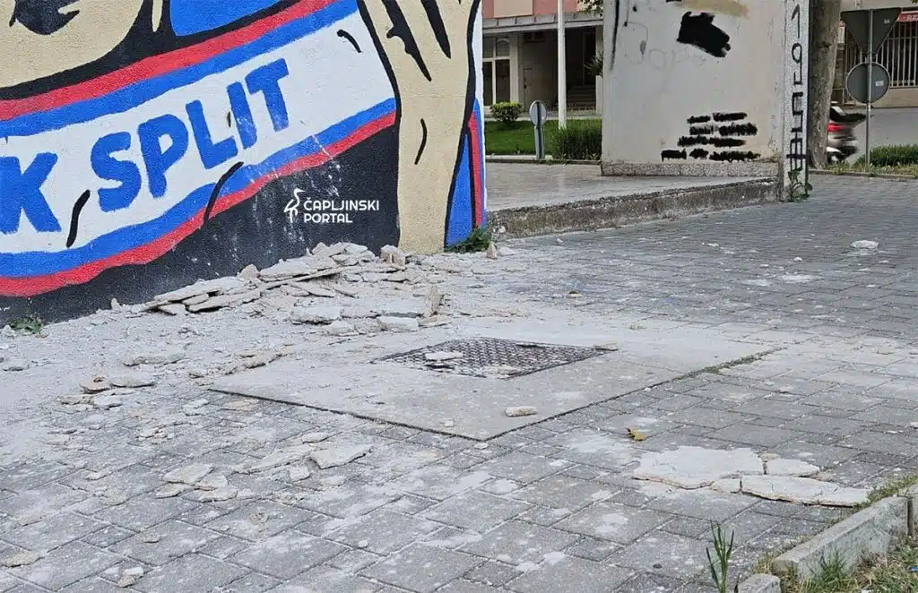 FOTO | Čapljina: Urušio se dio fasade sa zgrade i pao na pločnik