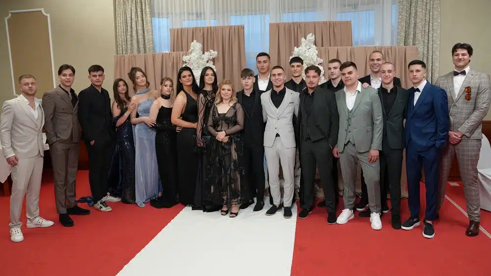 S mnogo veselja maturanti proslavljaju kraj srednjoškolskog obrazovanja