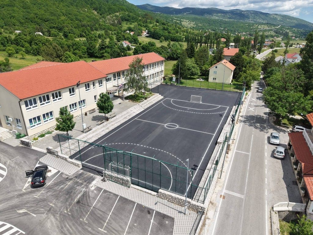 Pogledajte kako izgleda novo uređeno igralište Osnovne škole Ante Brune Bušića u Rakitnu