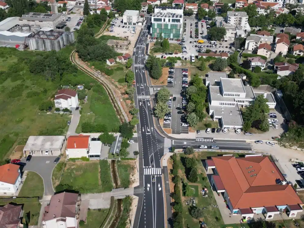 Horizontalnom signalizacijom označena regulacija prometa na „Prometnici E“