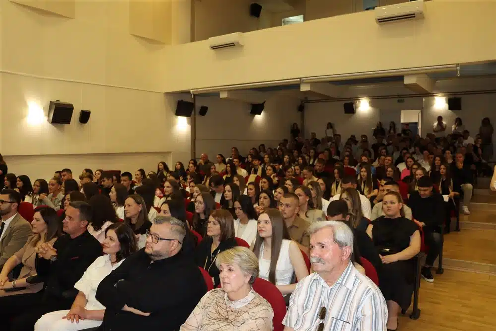 FOTO Posuški maturanti proslavili kraj školovanja i 60 godina Gimnazije fra Grge Martića