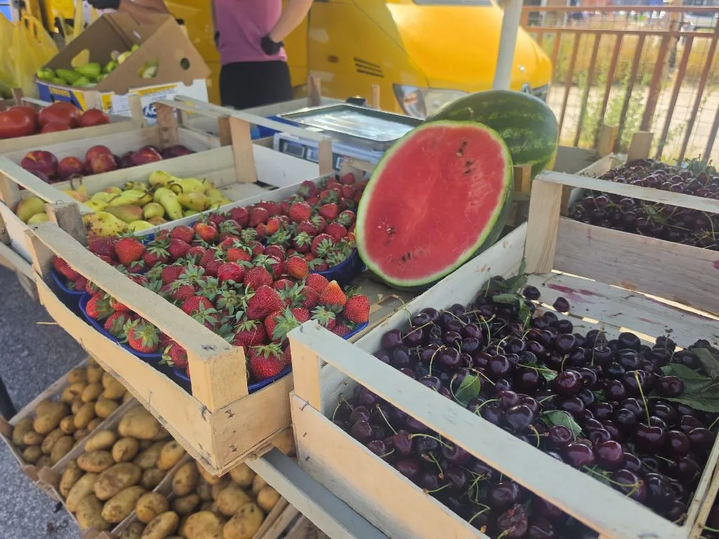 Ovo su cijene voća i povrća na duvanjskoj tržnici prvog ljetnog ponedjeljka (foto)