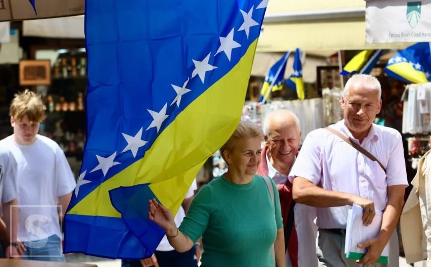 PATRIOTI IZ GOLINJEVA: Livnjaci, u nestašici zastava BiH, posegnuli za besplatnim primjercima iz javnog prostora